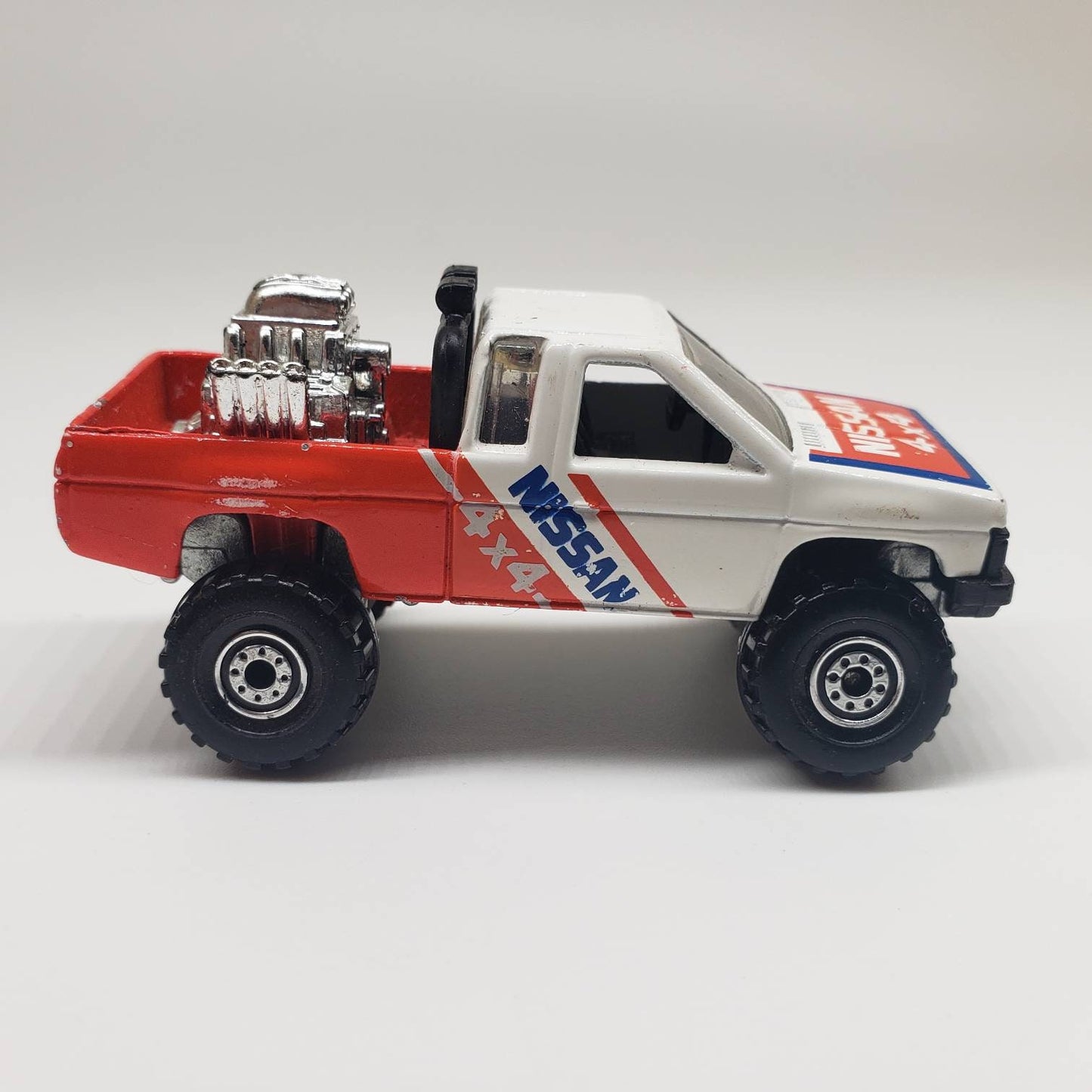 Hot Wheels Nissan Hardbody 4x4 White and Red Trailbusters Perfect Birthday Gift Miniature Collectable Scale Model Toy Car