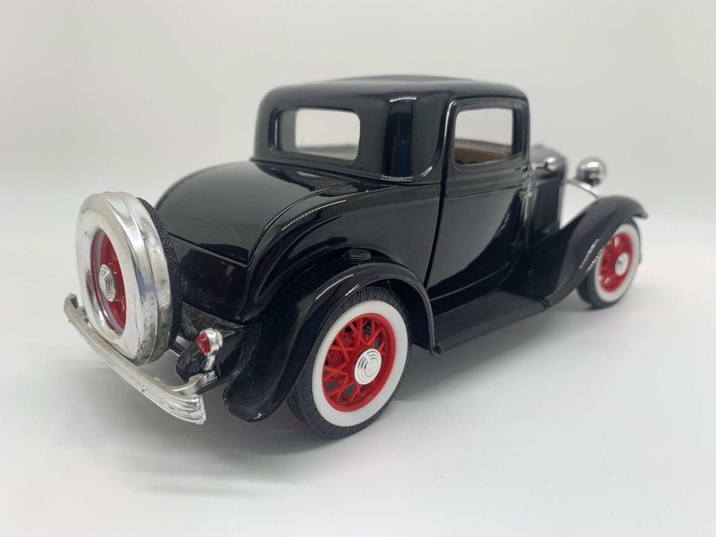 Road Legends Ford 1932 3 Window Black Collectable 118 Scale Model Toy Car Perfect Birthday Gift
