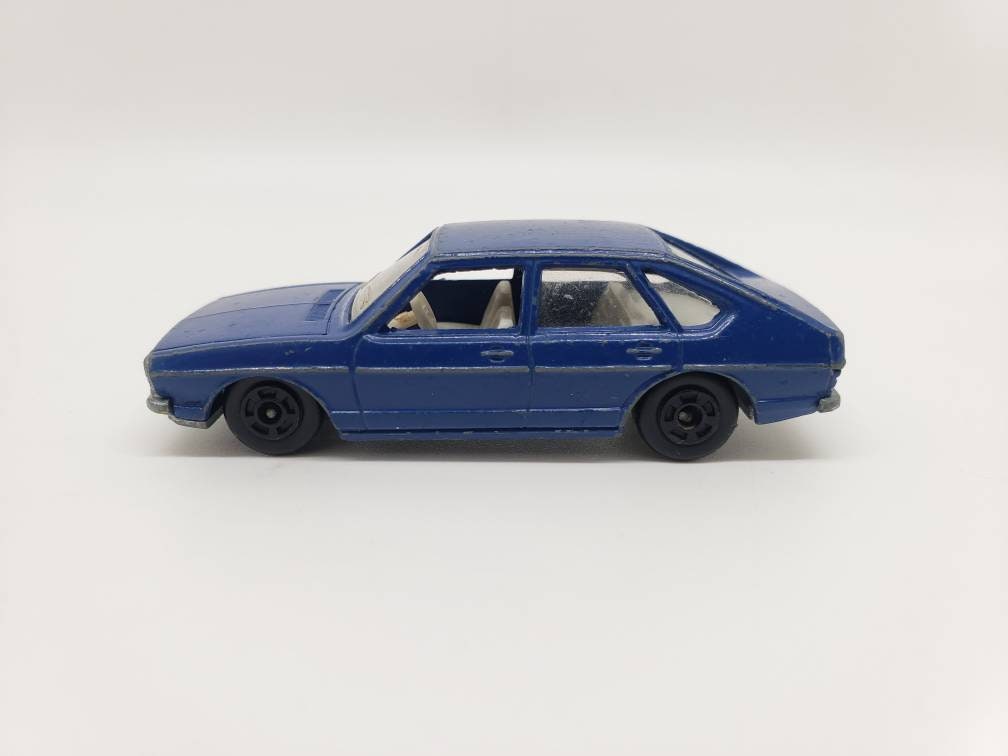 Polistil Volkswagen Passat RJ53 Blue Miniature Collectible Scale Model Toy Car