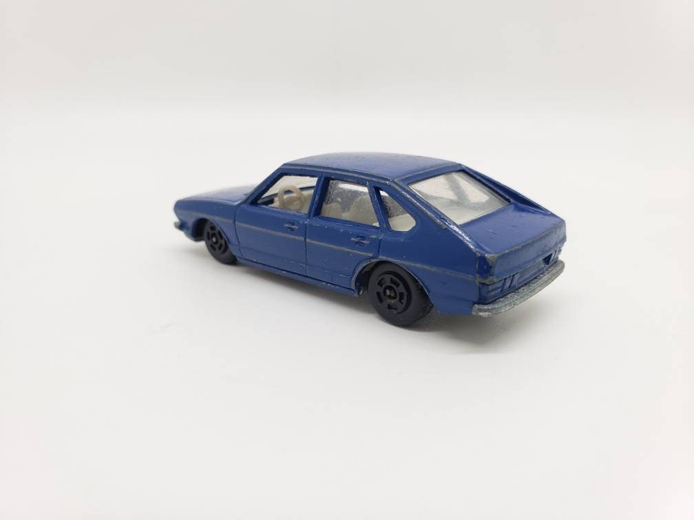 Polistil Volkswagen Passat RJ53 Blue Miniature Collectible Scale Model Toy Car