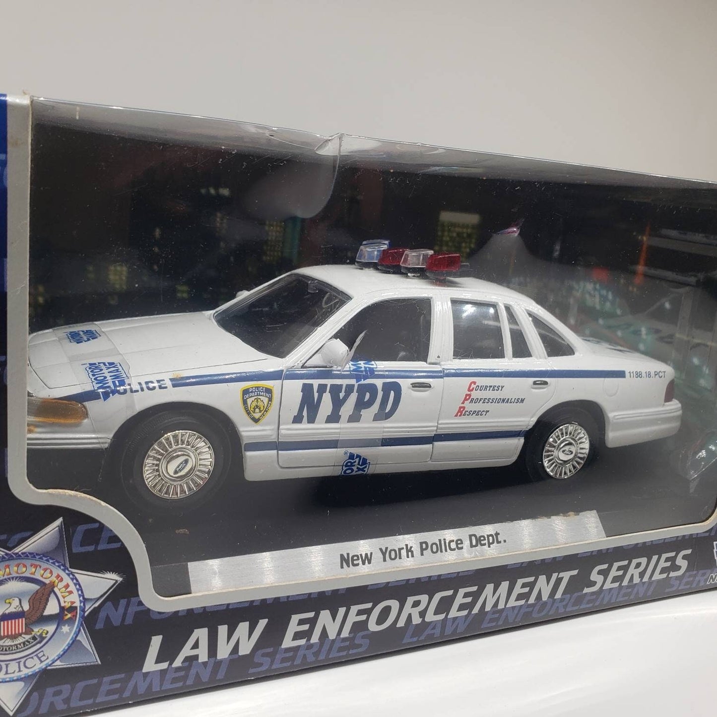 Motor Max NYPD Ford Crown Victoria White Collectable Scale Model Replica Police Toy Car Perfect Birthday Gift