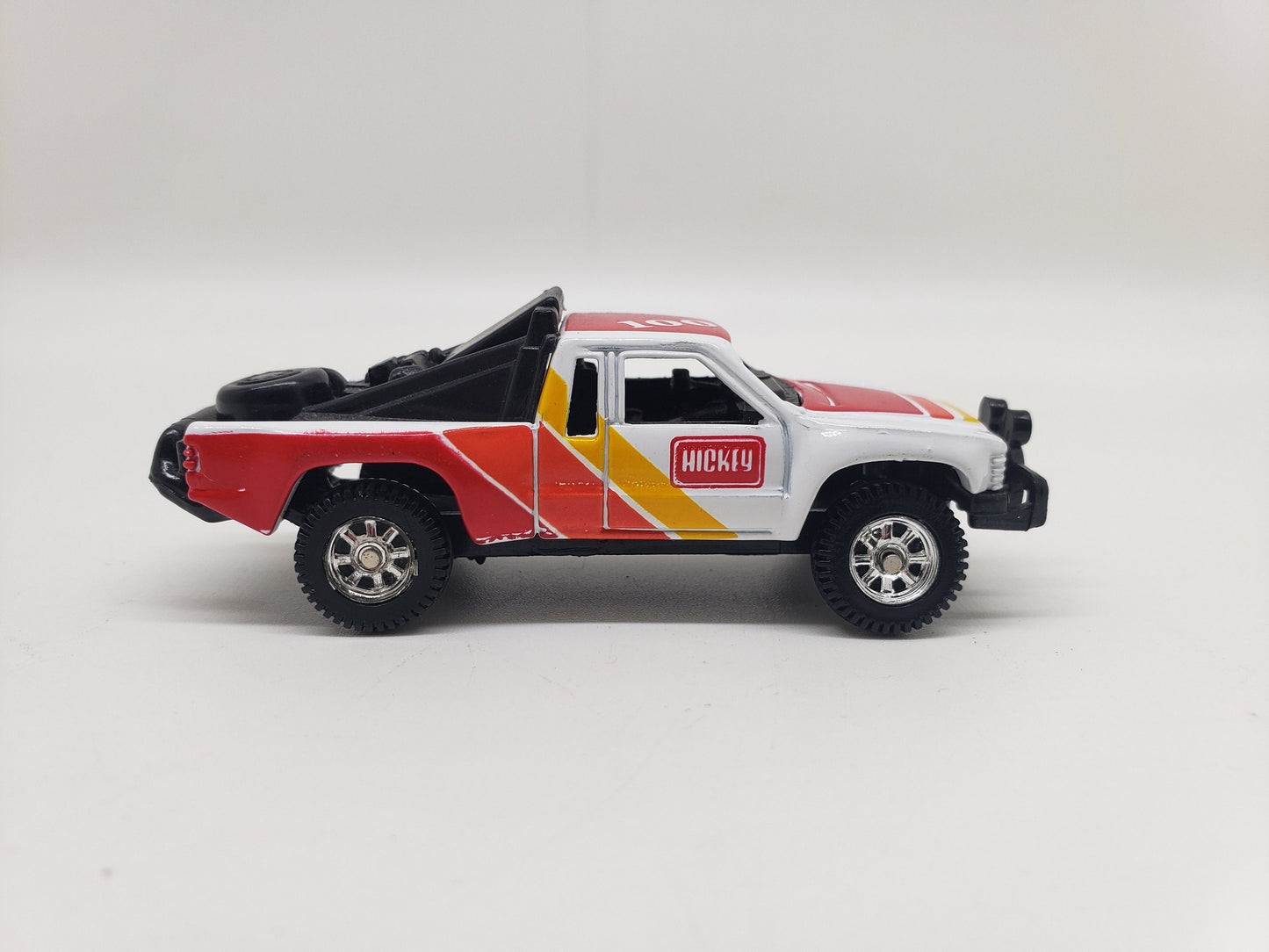 Maisto Toyota SR5 Off Road Truck White Vintage Collectable Scale Model Miniature Toy Car Perfect Birthday Gift