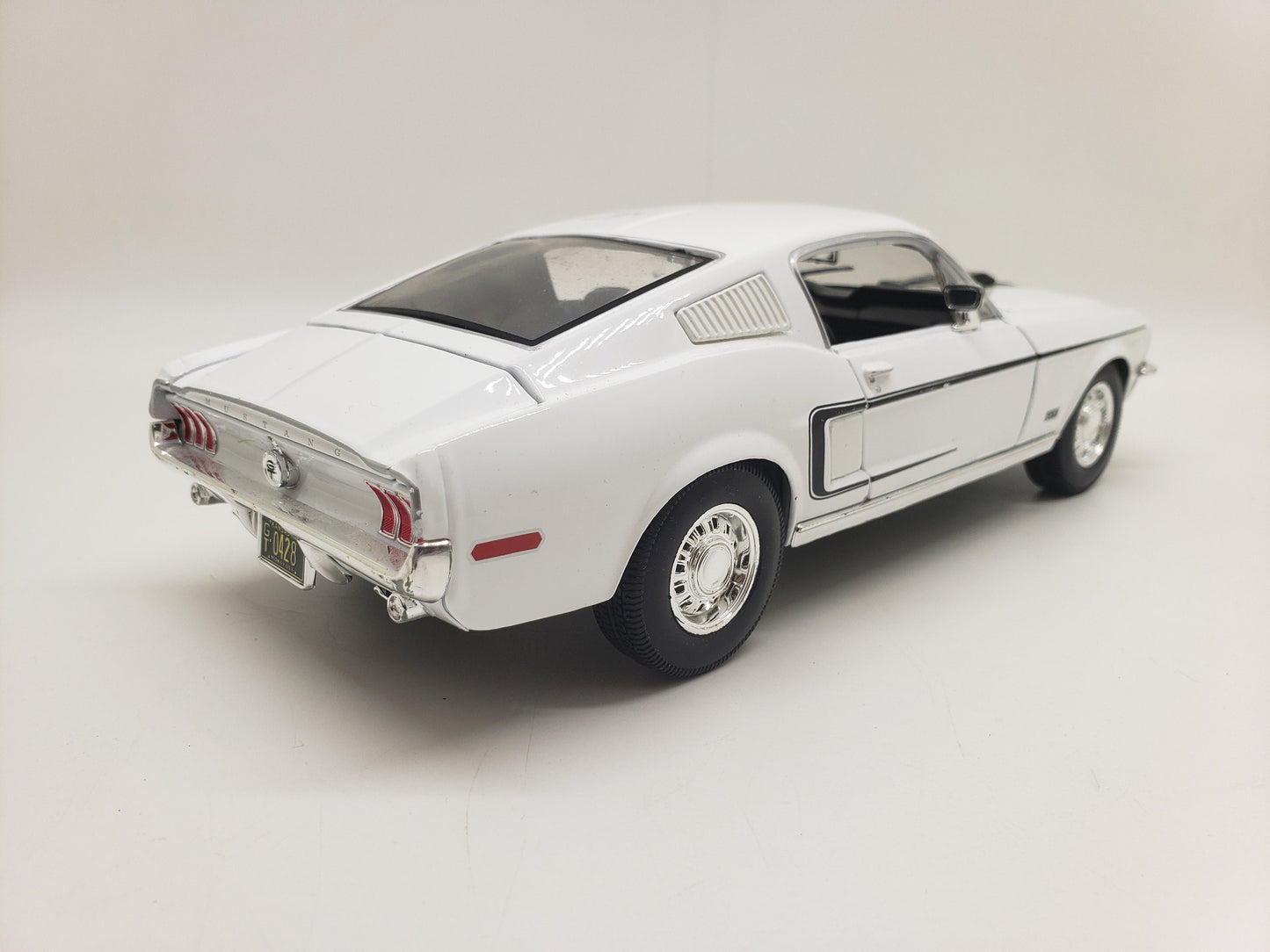 Maisto 1968 Ford Mustang GT White Collectable Scale Model Toy Car