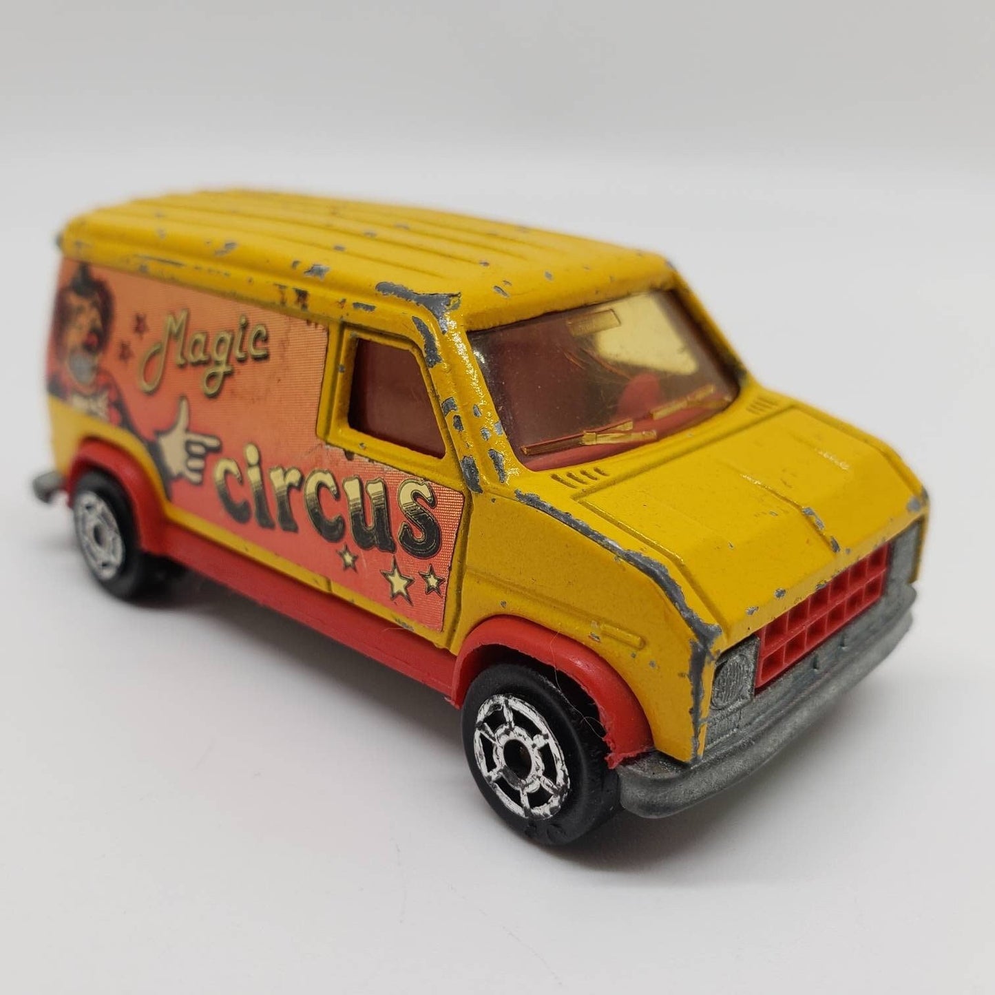 Majorette Ford E-350 Fourgon Circus Magic Van Yellow Miniature Collectible 164 Scale Model Toy Car